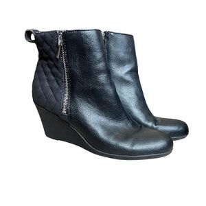 Black leather ankle boots with zipper closure and quilted pattern #boots